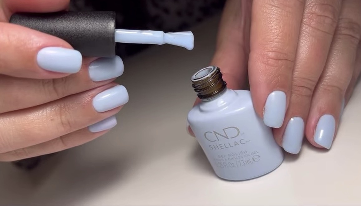 Svetloplavi manikir uz shellac proizvod.