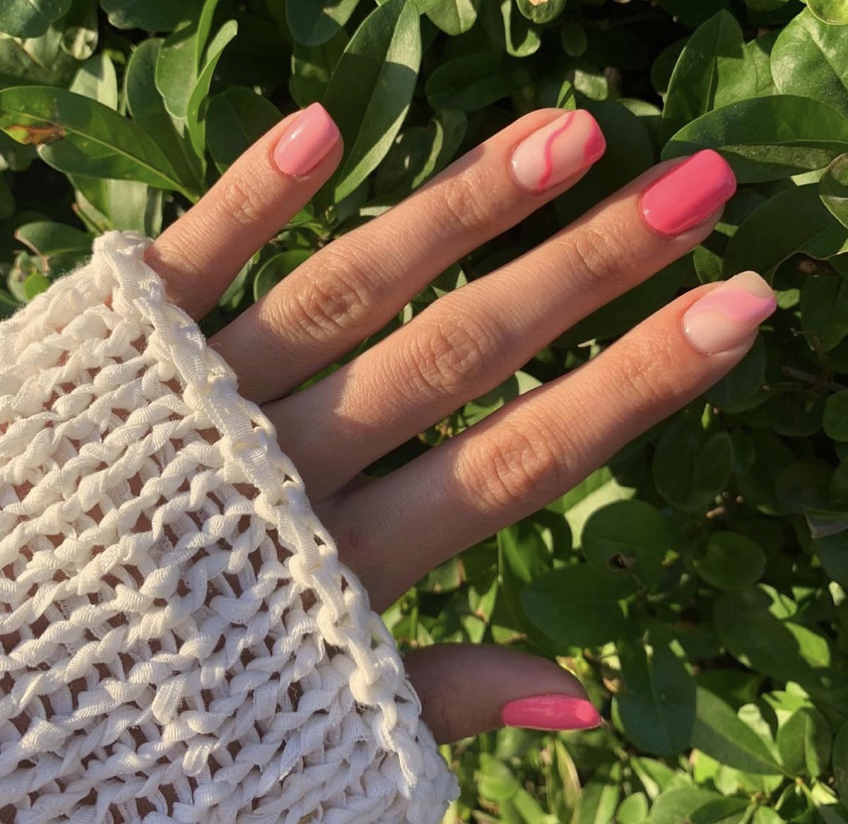 Roze manikir sa blagim dizajnom na prirodnoj bazi.